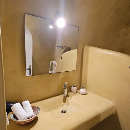 Kalitsi Canaves شقة